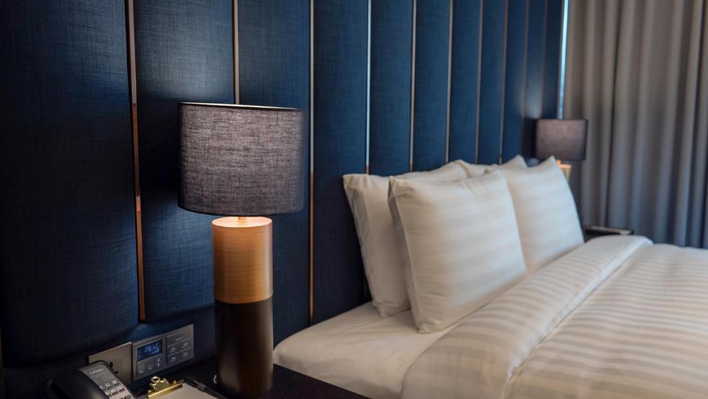 Postel nebo postele na pokoji v ubytování Lavalse Hotel
