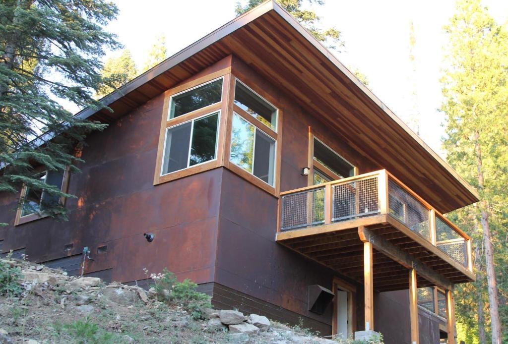 een huis met een balkon aan de zijkant bij Alpenglow 3 in Yosemite West