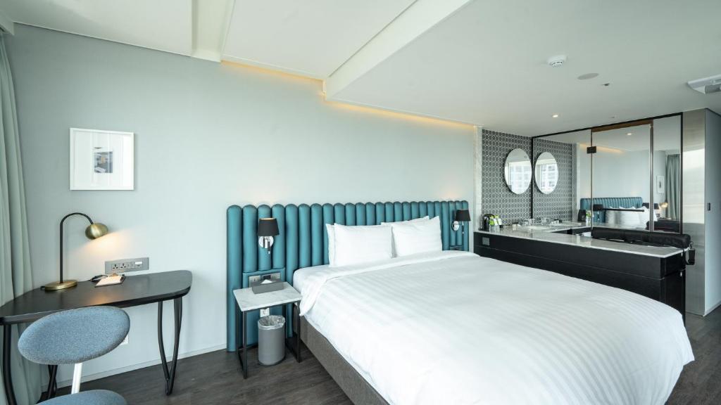 Postel nebo postele na pokoji v ubytování Lavalse Hotel