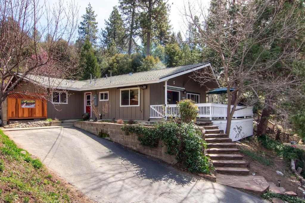 a small house with a porch and a driveway at Fishermen?s Oasis in Oakhurst