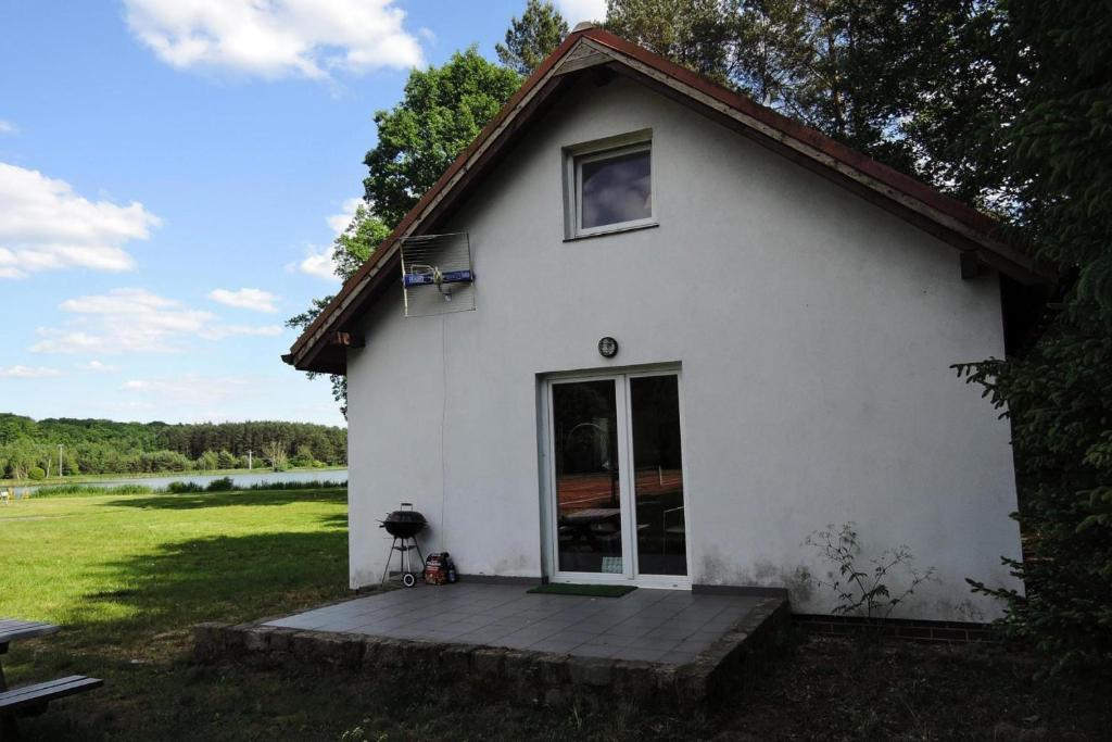 Casa blanca con porche y puerta en holiday home, Szczecin, en Szczecin