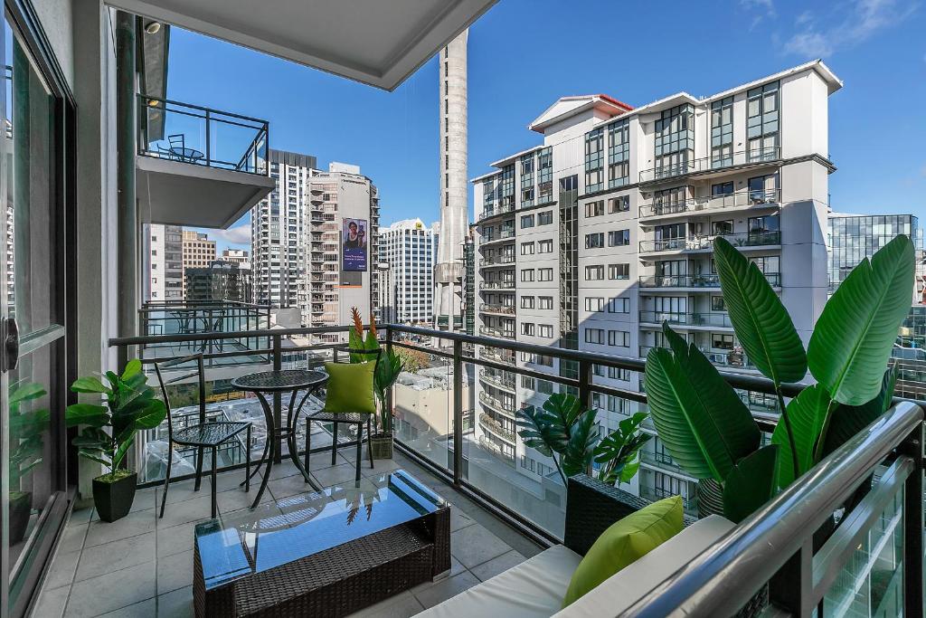 Sky Tower Serenity + Rooftop Pool - Apartment With Balcony