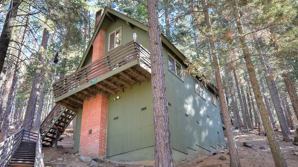 a house in the middle of the forest at Hawks Nest Lodge in Yosemite West