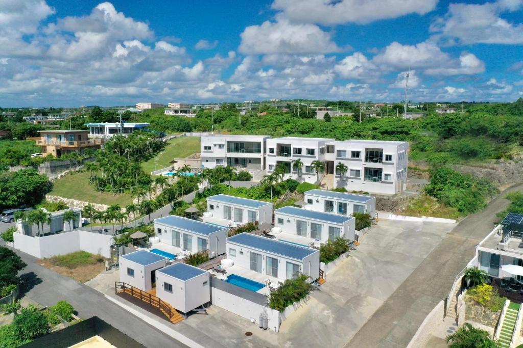 una vista aérea de una fila de casas blancas en Crystal Villa Imgya, en Isla Miyako