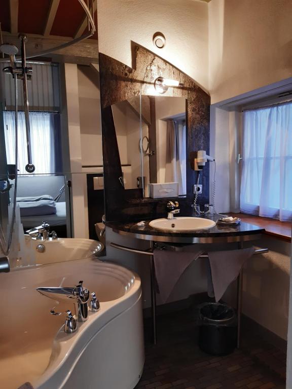 Et badeværelse på Hotel Schiefes Haus