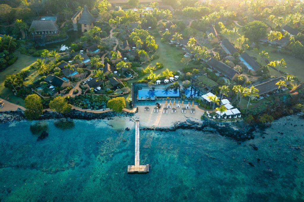 una vista aérea de un complejo en una isla en el agua en The Oberoi Beach Resort, Mauritius en Balaclava