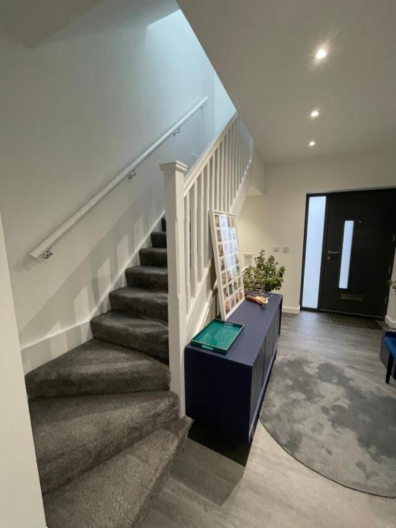 eine Treppe im Wohnzimmer mit Treppenaufgang in der Unterkunft 4 Islington Park Street in London