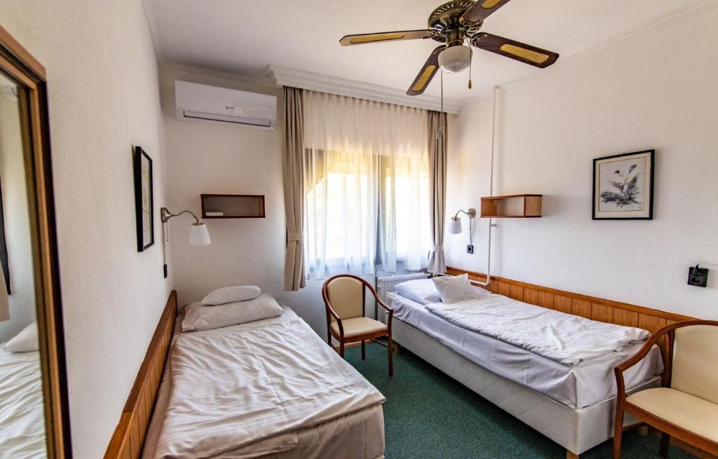 Postel nebo postele na pokoji v ubytování Hotel Jogar