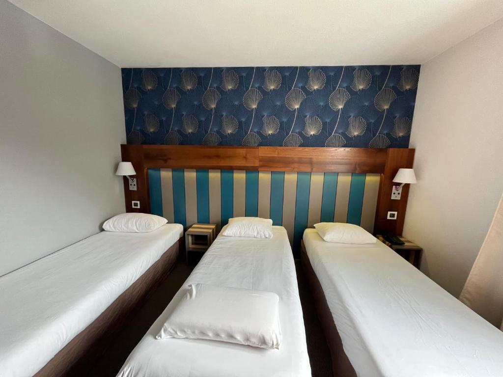 Postel nebo postele na pokoji v ubytování Hôtel Le Néron - Logis