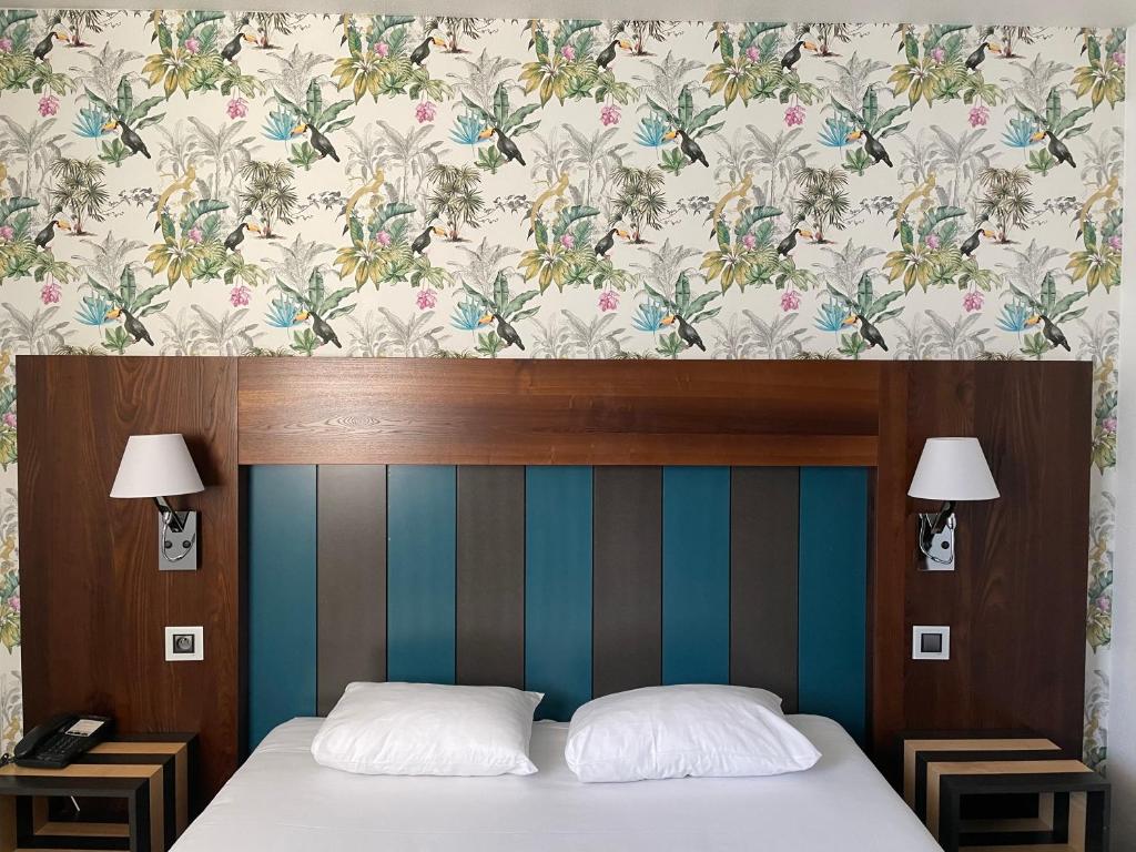 Postel nebo postele na pokoji v ubytování Hôtel Le Néron - Logis