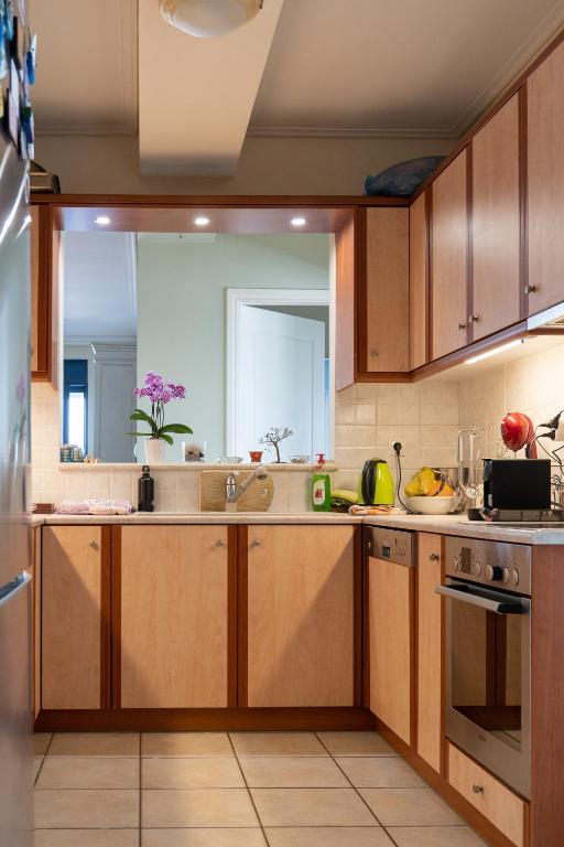 A kitchen or kitchenette at The Skyward Flats