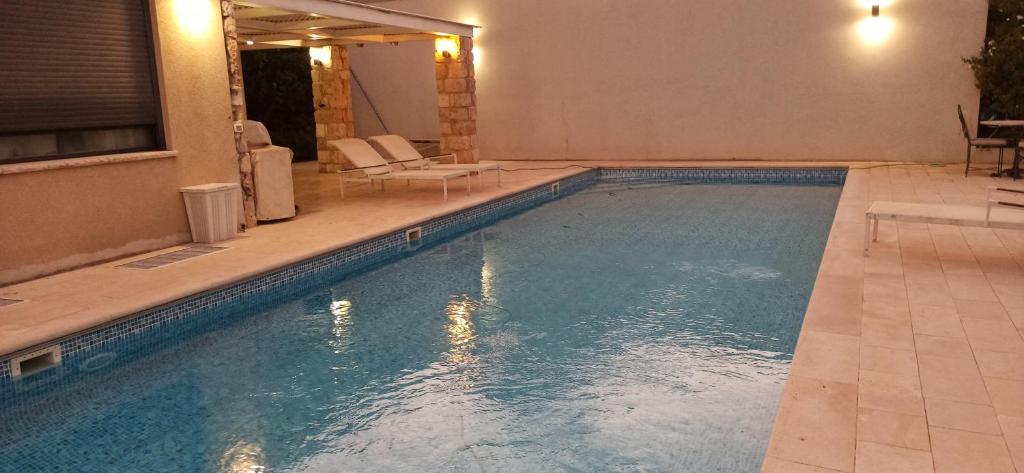 Bazén v ubytování Accommodation at Miss Daisy - להתארח אצל מיס דייזי nebo v jeho okolí