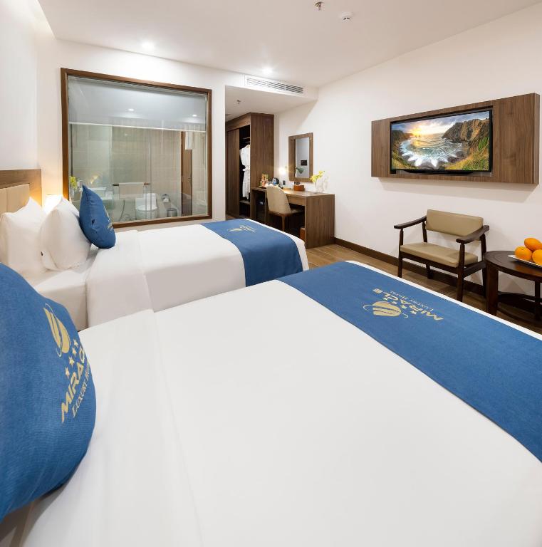 Giường trong phòng chung tại Miracle Luxury Nha Trang