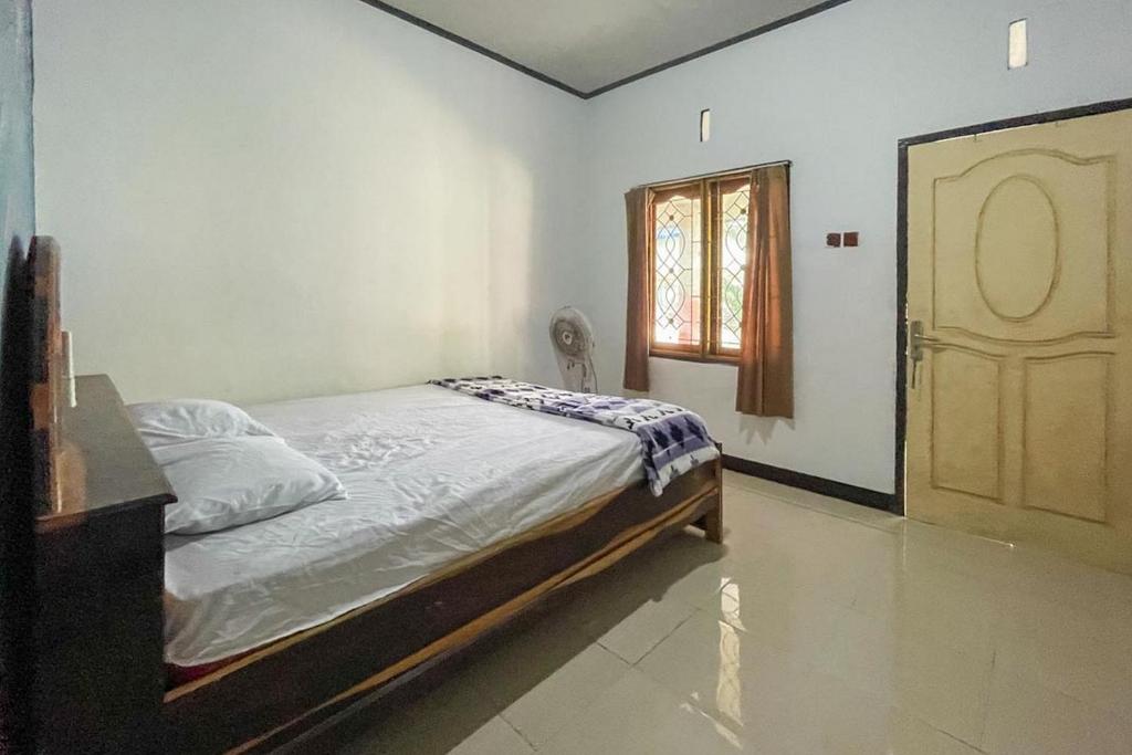 Postel nebo postele na pokoji v ubytování Ekas Beach Guesthouse Mitra RedDoorz