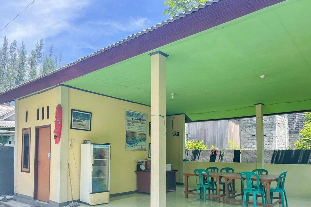 Fotografie z fotogalerie ubytování Ekas Beach Guesthouse Mitra RedDoorz v destinaci Ekas