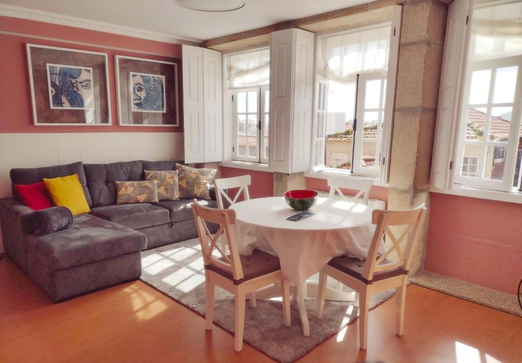 ポルトにあるOporto Centre Clean & Cozy Apt 2のテーブルとソファのあるリビングルーム