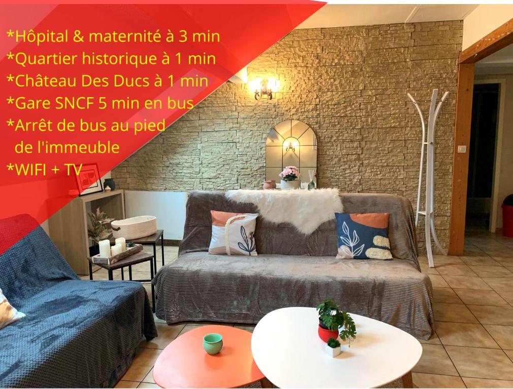 - un salon avec un canapé et une table dans l'établissement Charmant appart sous toits proche Château des Ducs, à Chambéry