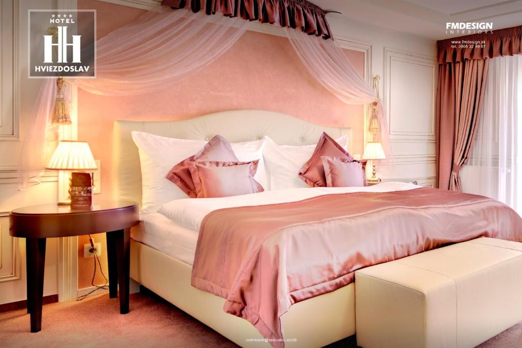 Postel nebo postele na pokoji v ubytování Boutique Hotel Hviezdoslav