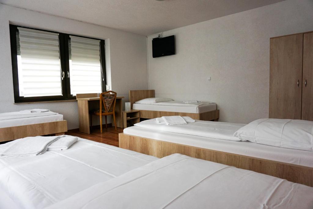 Hotel Kreuz - Camera Quadrupla Con Bagno Privato Esterno