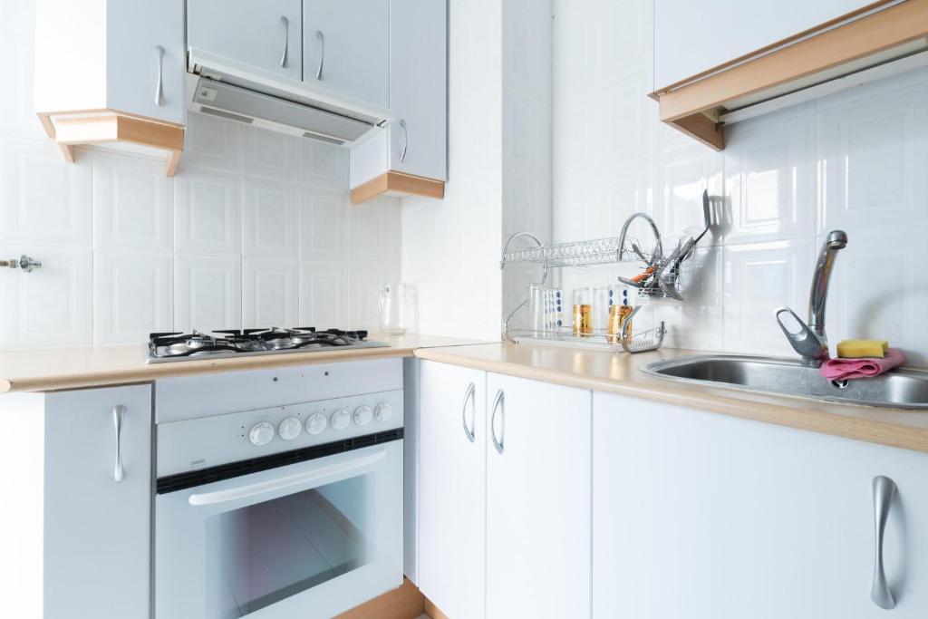 A kitchen or kitchenette at Rooms Salomons by easyBNB