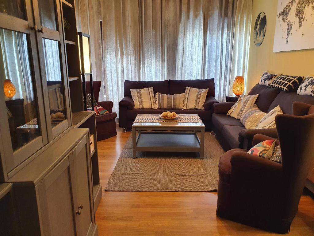 sala de estar con sofá y mesa de centro en CAMPANUCA, en Unquera