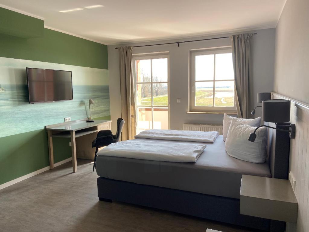 Postel nebo postele na pokoji v ubytování Hotel & Gasthof Zur Linde