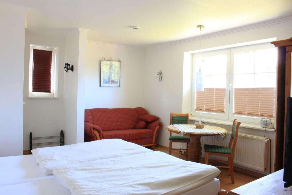Habitación con cama, sofá y mesa. en Sylvie-Steinhardt-Wohnung-4 en List