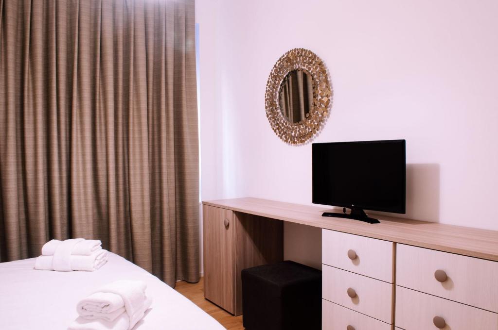 A television and/or entertainment centre at Appartamento di design alle due Torri