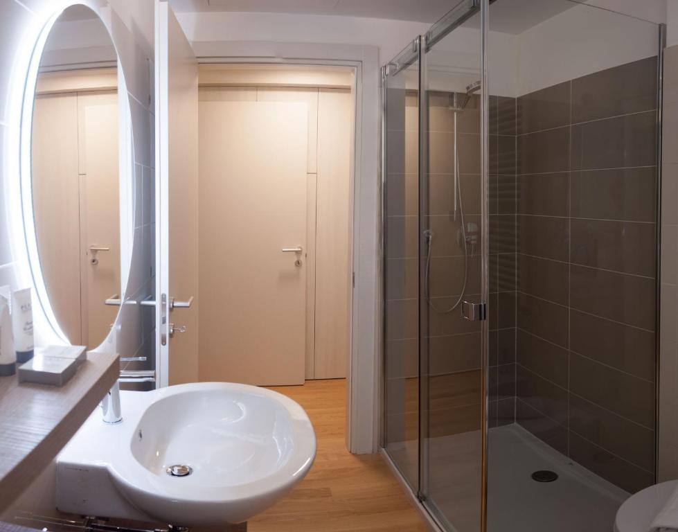 A bathroom at Appartamento di design alle due Torri