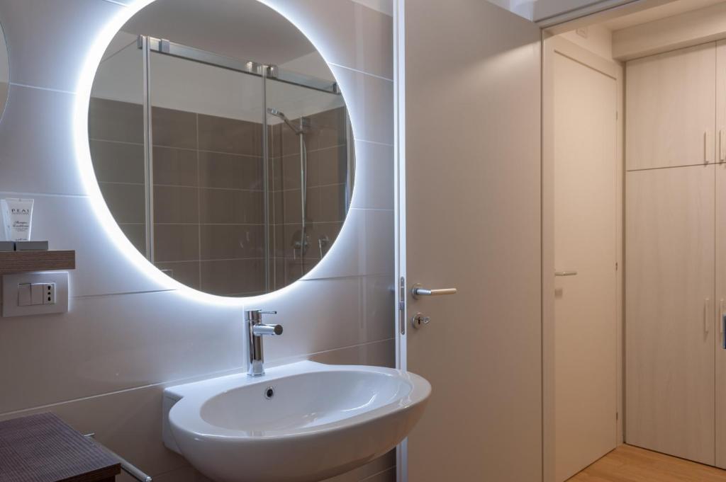 A bathroom at Appartamento di design alle due Torri