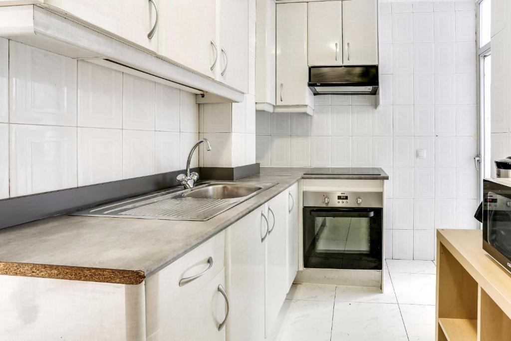 A kitchen or kitchenette at Rooms Salomons by easyBNB