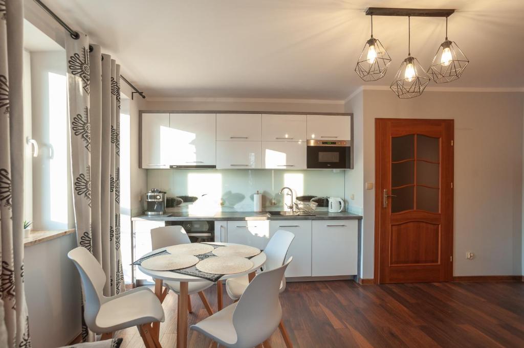 Kuchyňa alebo kuchynka v ubytovaní Apartamenty na wzgórzu APARTZAKOP