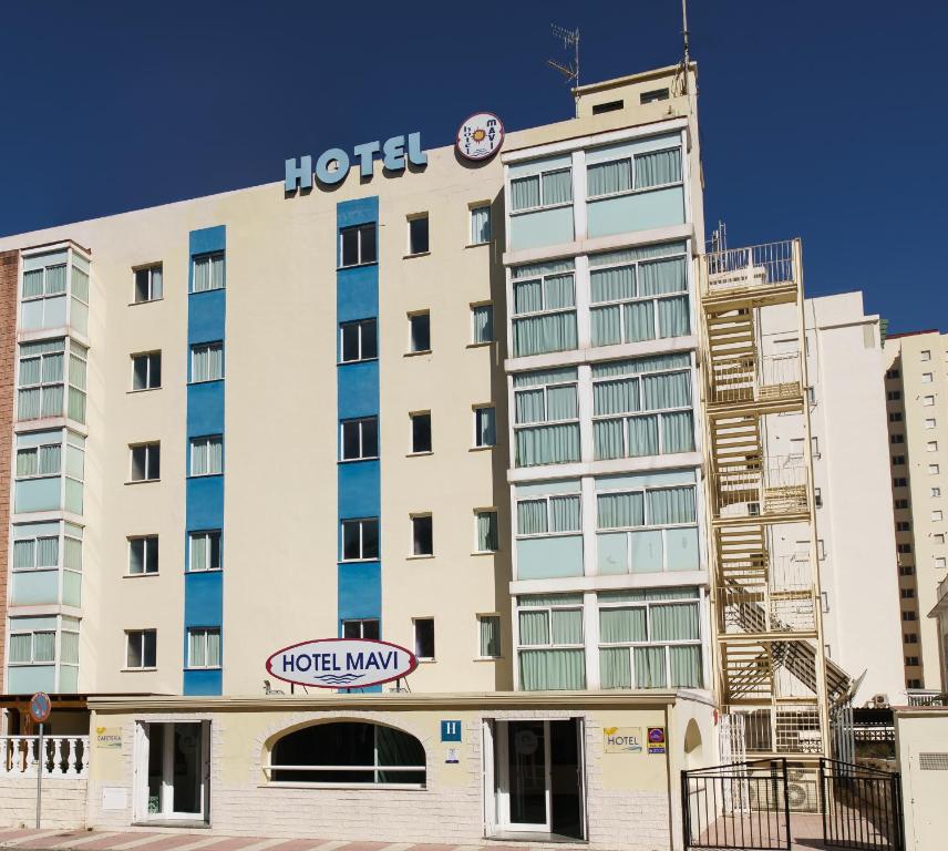 un bâtiment d'hôtel avec un panneau d'hôtel dans l'établissement Hotel Mavi, à Gandía