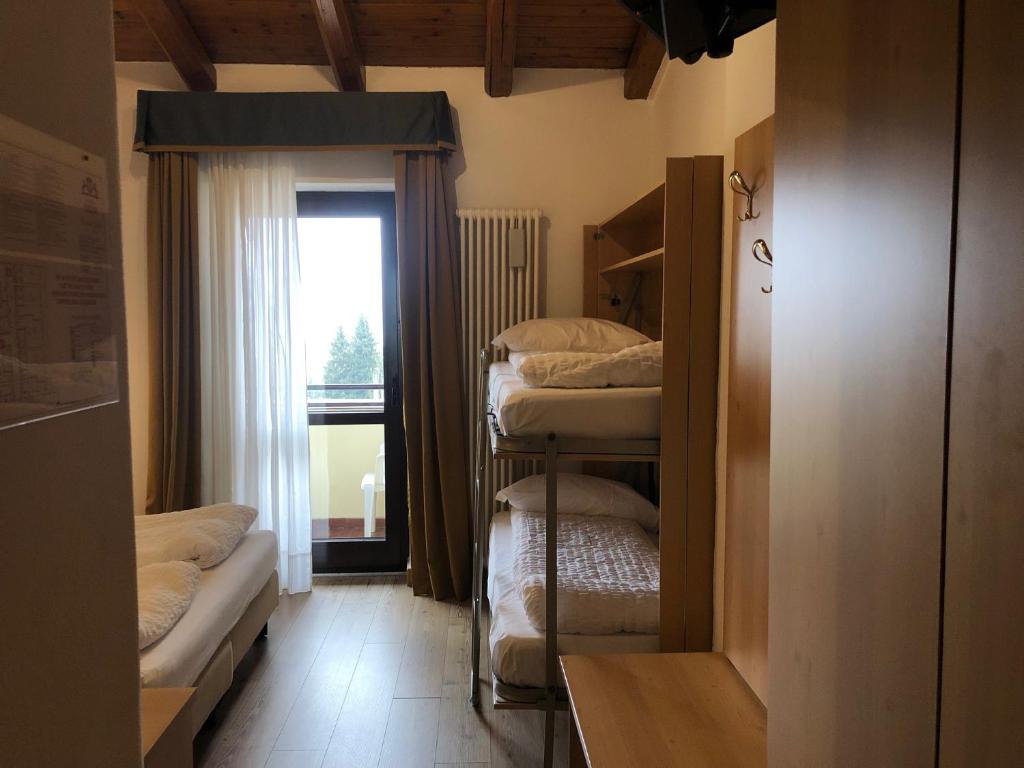 Hotel Derby - Habitación Cuádruple Con Balcón