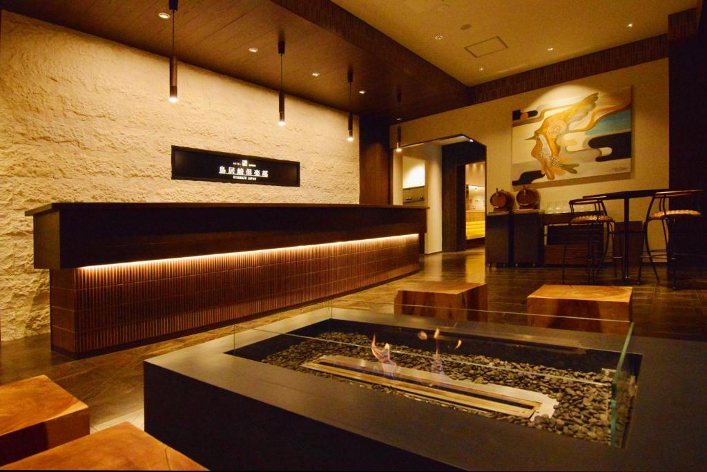 Toriizaki Club HOTEL and SEAFOODS في كيسارازو: لوبي مع موقد في وسط الغرفة