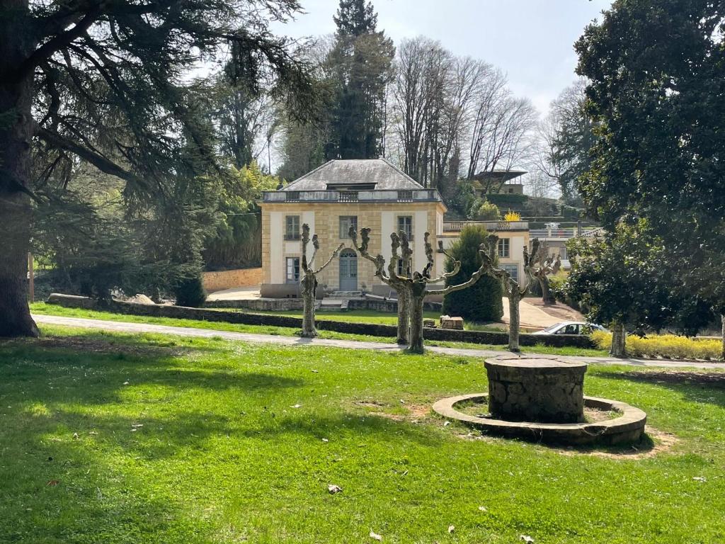 dom w parku z zielonym trawnikiem w obiekcie the Parc Place w mieście Sarlat-la-Canéda