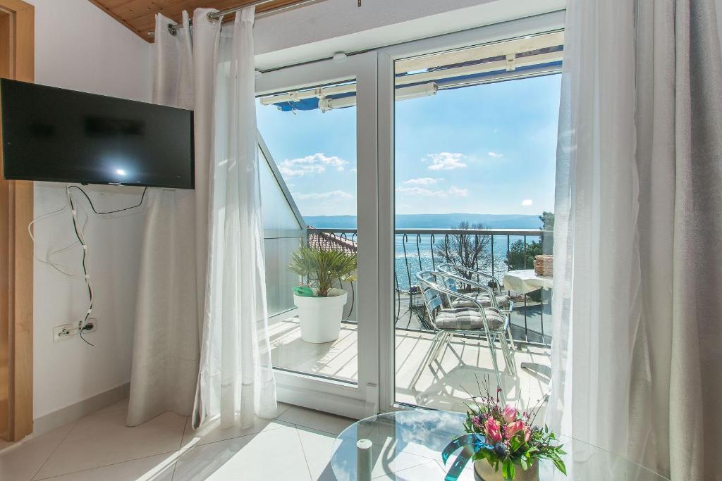 Televízia a/alebo spoločenská miestnosť v ubytovaní Apartments Clarus Mare