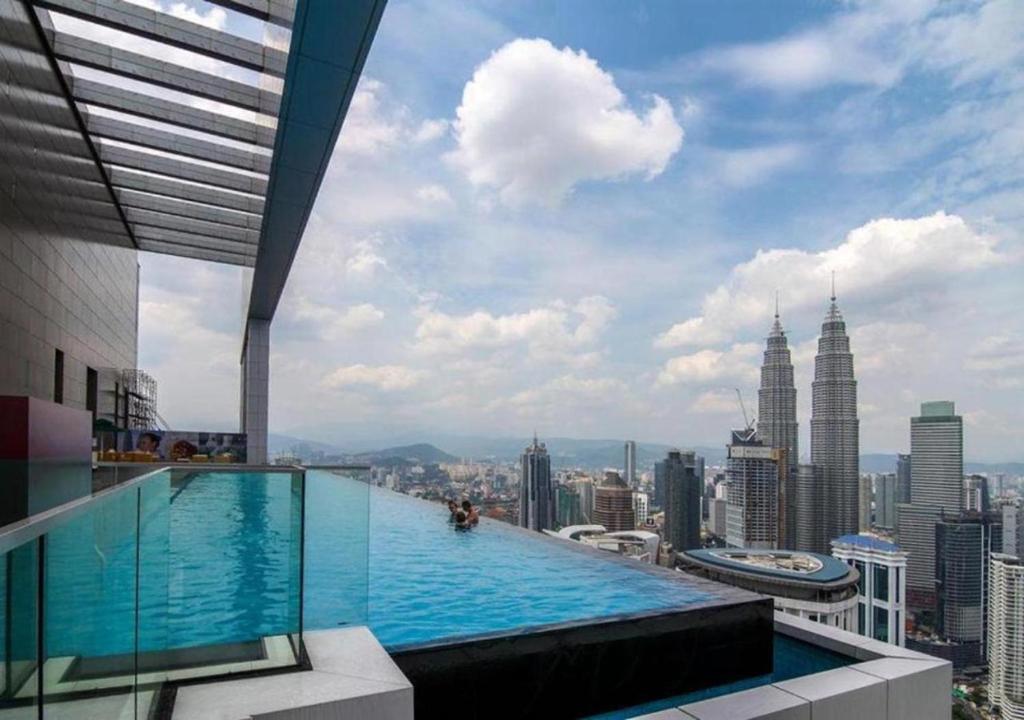 une piscine sur le toit d'un immeuble avec une ville dans l'établissement Platinum Suites KLCC By Citybox, à Kuala Lumpur