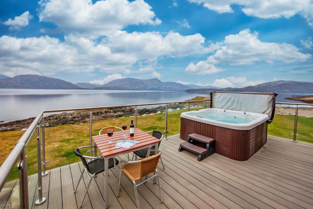 Loch Linnhe Waterfront Lodges with Hot Tubs, Glencoe – Updated 2024 Prices