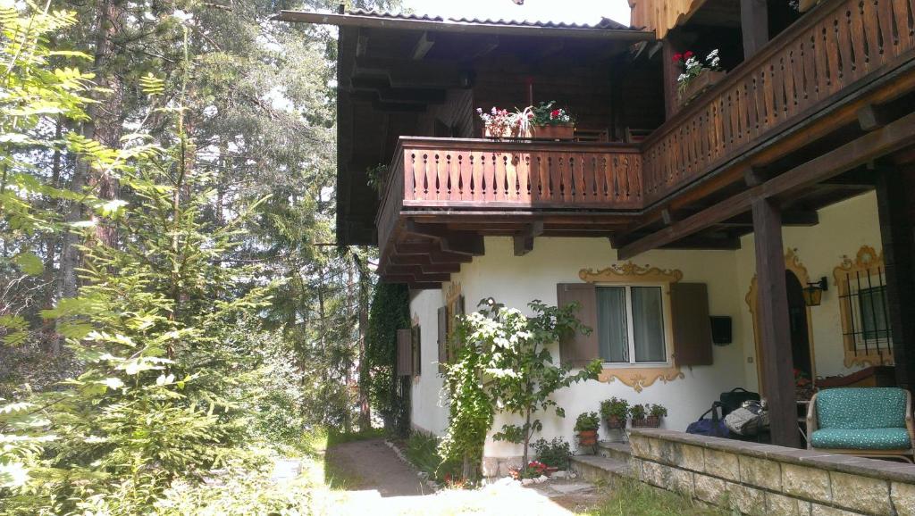 un balcón en el lateral de una casa en B&B Villa Dolomites Hut, en San Vigilio Di Marebbe