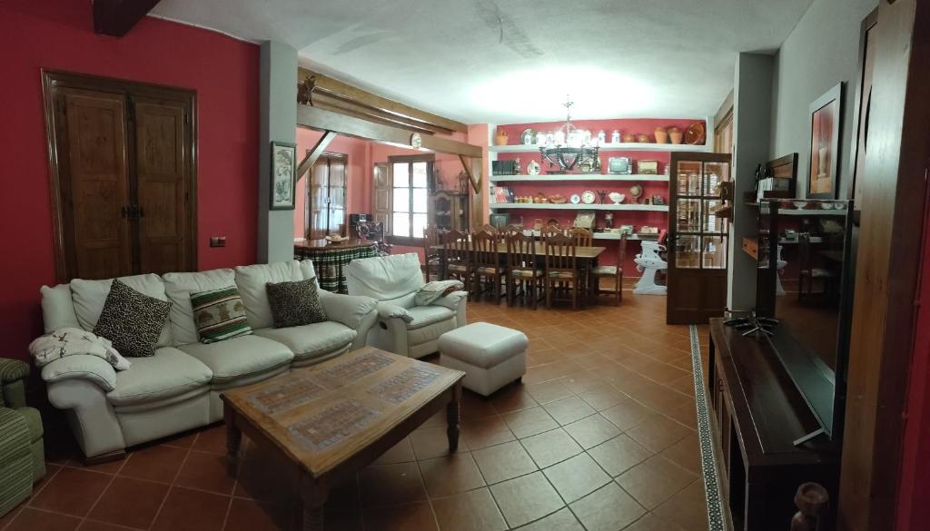 salon z kanapą i stołem w obiekcie cortijo los arcos w Maladze