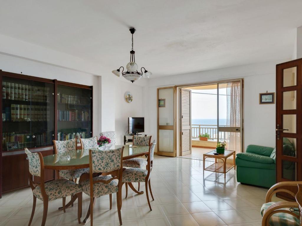 - une salle à manger avec une table et des chaises dans l'établissement Belvilla by OYO Marinella House, à Marinella di Selinunte
