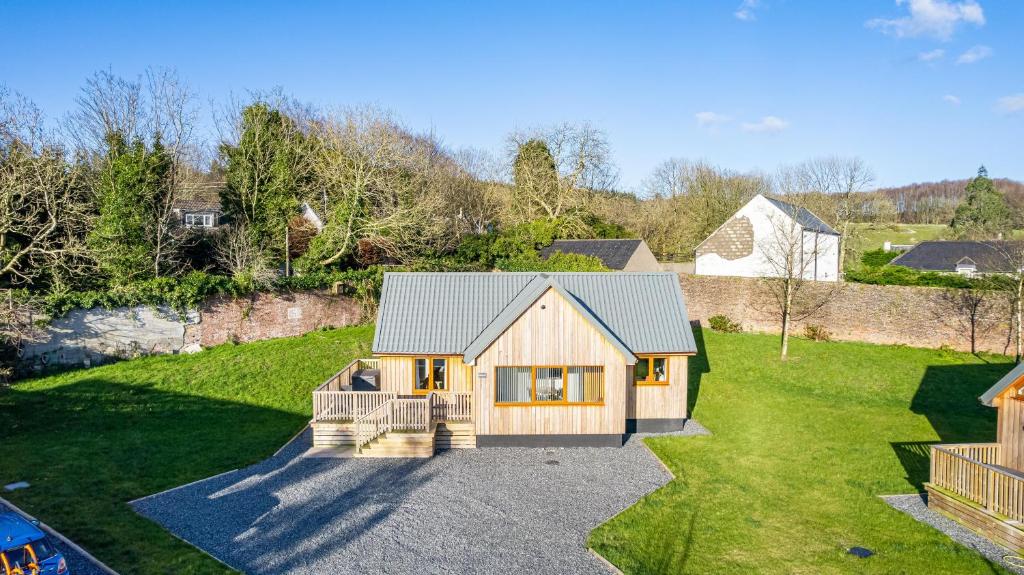 eine Luftansicht eines Hauses mit Hof in der Unterkunft Kestrel Lodge 6 with Hot Tub in Newton Stewart