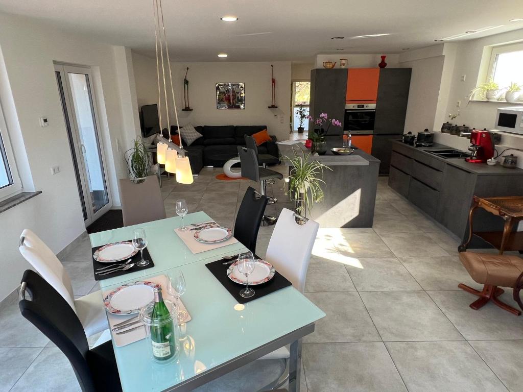 a kitchen and living room with a table and chairs at Ferienwohnung Birkenried in Reisensburg