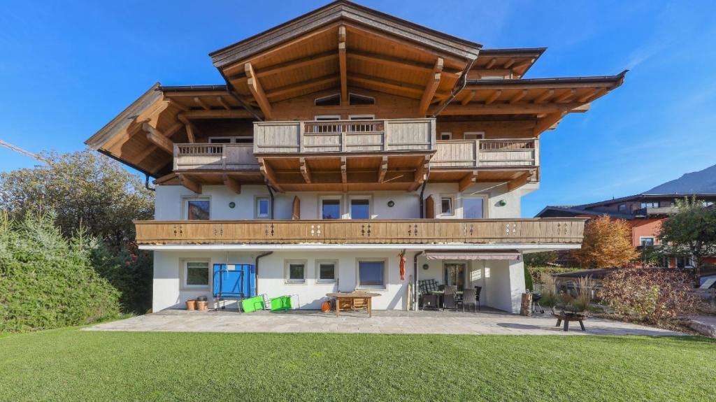 ein großes Haus mit Balkon darüber in der Unterkunft Appartementhaus Chalet Alpina in Sankt Johann in Tirol