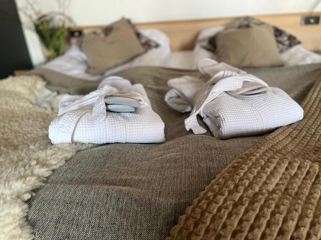 Postel nebo postele na pokoji v ubytování Fröjel Resort & Spa