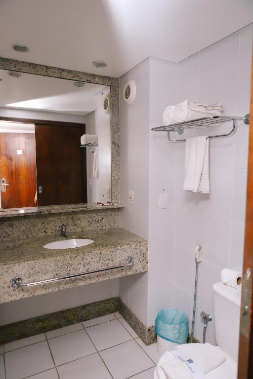 Um banheiro em Porto Suítes Natal Hotel