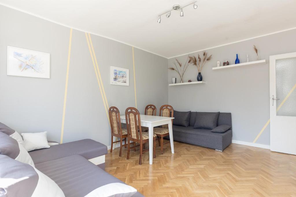 Posedenie v ubytovaní Krasiński Garden 2-bedroom Apartament