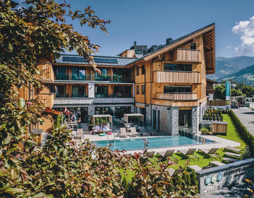 Nespecifikovaný výhled na hory nebo výhled na hory při pohledu z aparthotelu