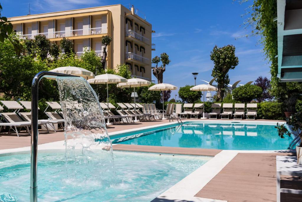 Bazén v ubytování Hotel Alexander nebo v jeho okolí
